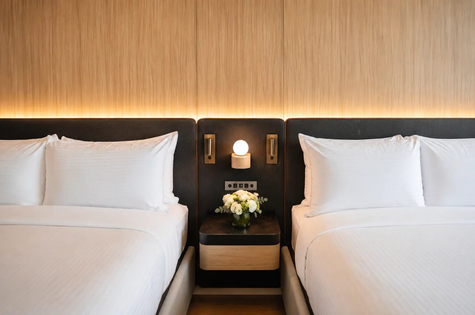Cityview Rooms at Pinnacle Hotel at the Pier, North Vancouver, photo 3