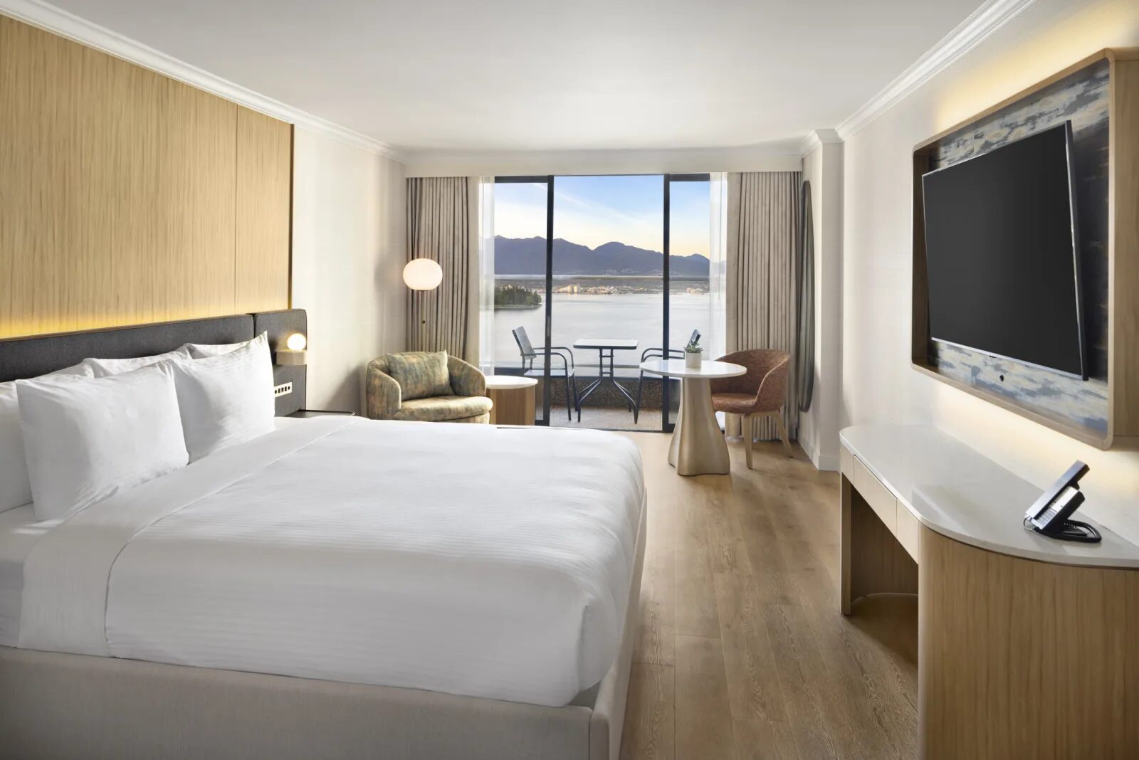 Harbourview King room with Coal Harbour and North Shore mountain views