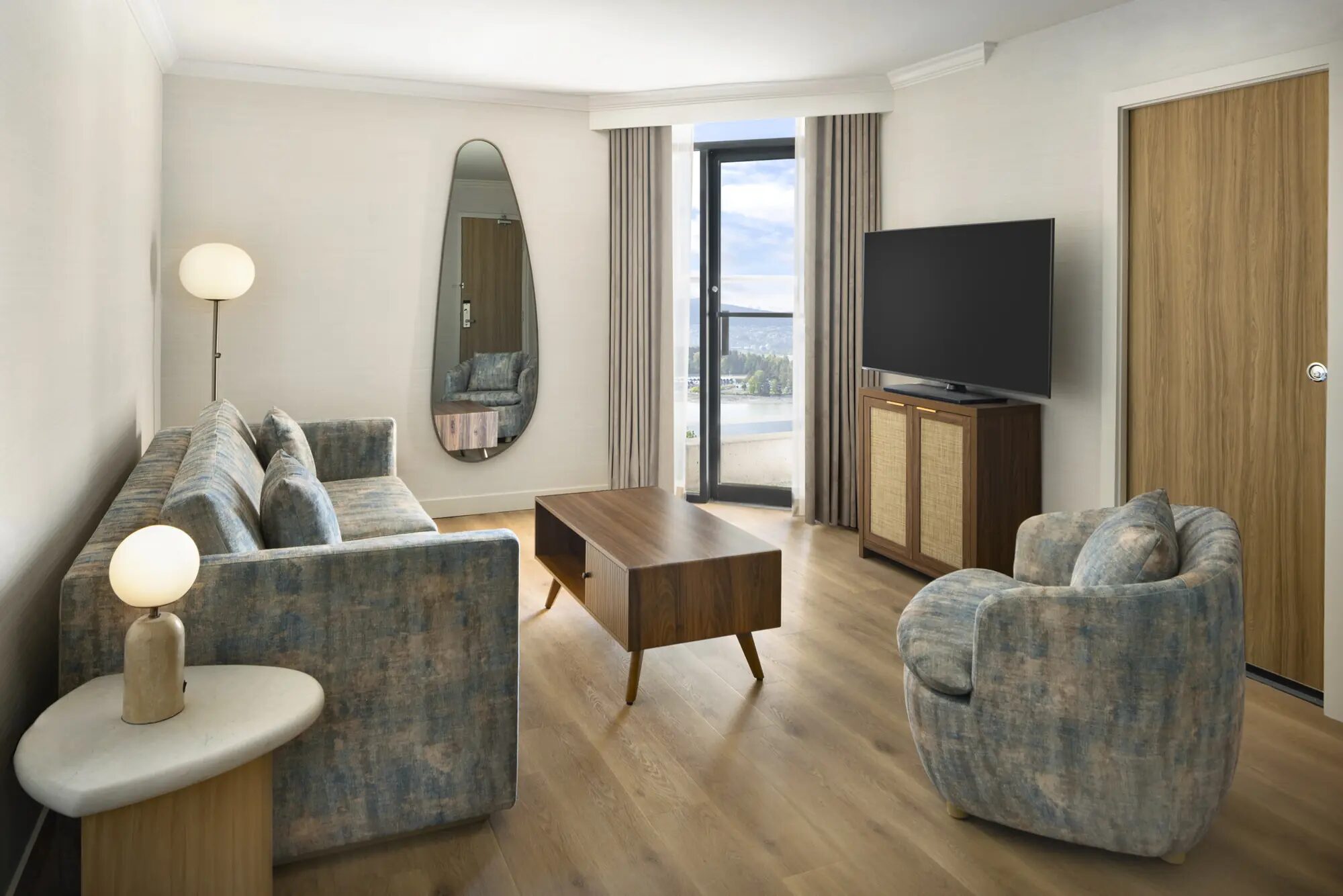 Junior Suites at Pinnacle Hotel at the Pier, North Vancouver, photo 2